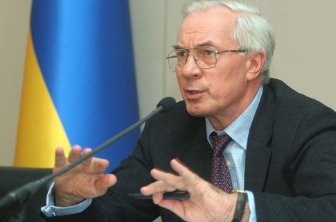 Азаров вспомнил про бомжей