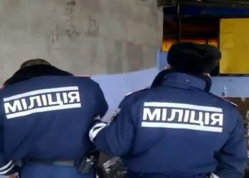 Донецкие милиционеры пьют водку и кидаются на людей среди бела дня