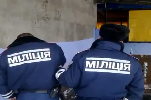 Донецкие милиционеры пьют водку и кидаются на людей среди бела дня