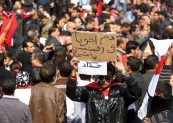 Тысячи протестующих парализовали движение в центре Каира