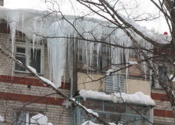 В самом центре Львова сосулька травмировала мужчине голову