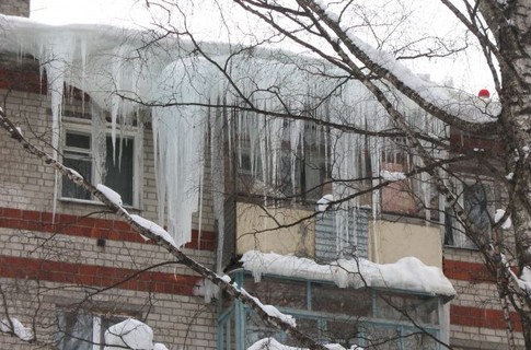 В самом центре Львова сосулька травмировала мужчине голову