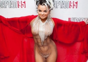 Королева вышла на сцену в костюме Евы