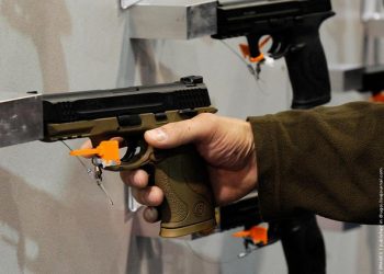 Чоловік вистрелив собі в ногу на виставці зброї