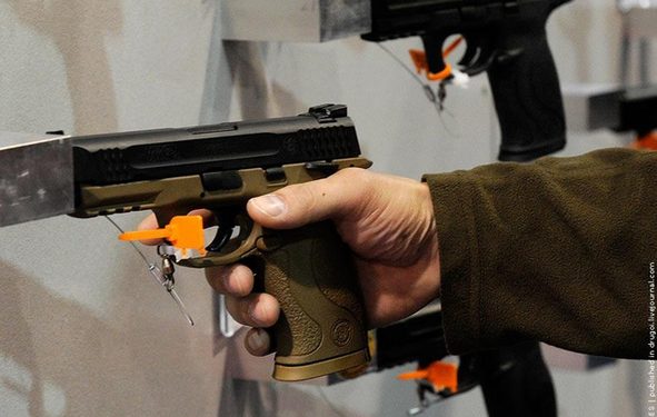 Чоловік вистрелив собі в ногу на виставці зброї
