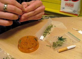 Фельдшер поставляла клиентам наркотики по вызову