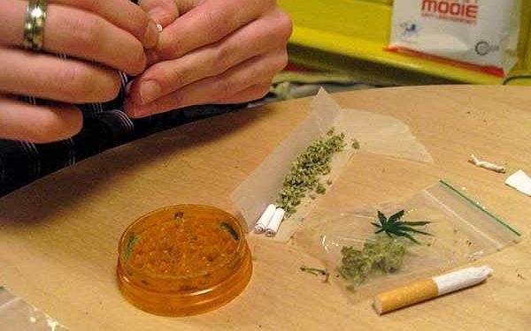 Фельдшер поставляла клиентам наркотики по вызову