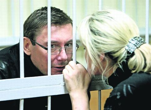 После скандала Луценко вручили список принимаемых лекарств