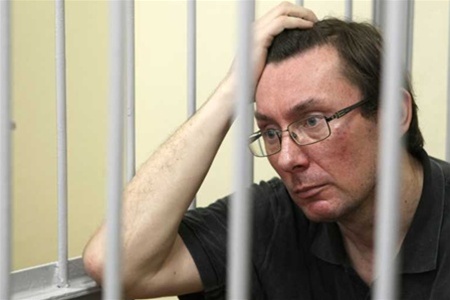 Жена носит Луценко в СИЗО еду и лекарства