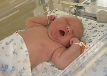 Девочка родилась с весом 6645 г
