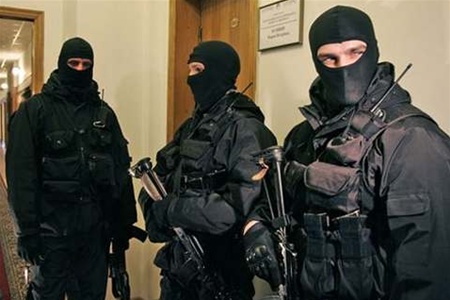 Люди в масках захватили оппозиционный канал