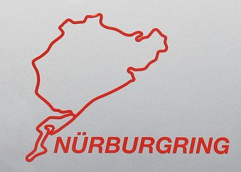 Гоночний болід на засніженій трасі