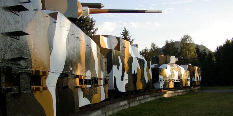 Российская оппозиция отправится в тур по стране на «агитбронепоезде»