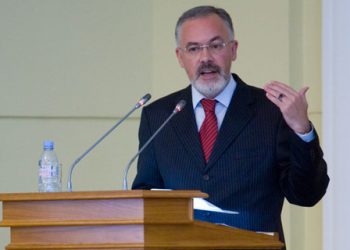 Табачник: В Украине можно купить дипломы графа и барона