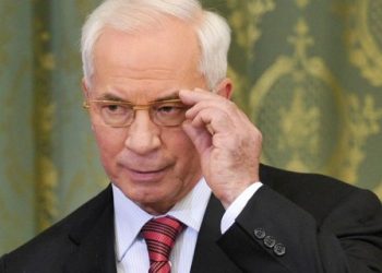 Азаров благодарит военных за честную службу и патриотизм
