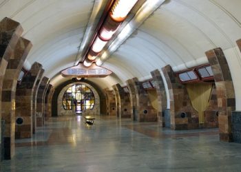 В харьковском метро пассажиров напугал мертвый мужчина
