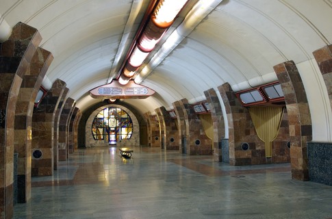 В харьковском метро пассажиров напугал мертвый мужчина