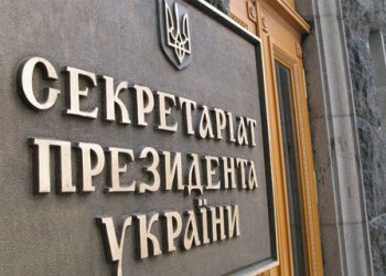 Под окна Януковича принесли бидон спирта