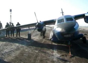 Самолет закончил полет аварийной посадкой