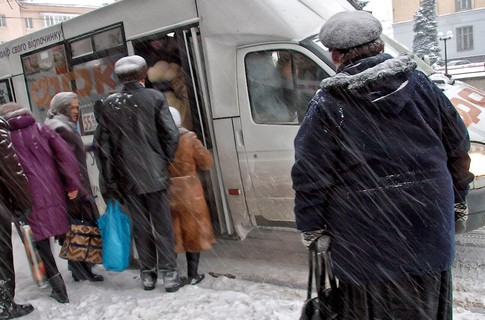 Киевских чиновников обязали ездить на работу в общественном транспорте