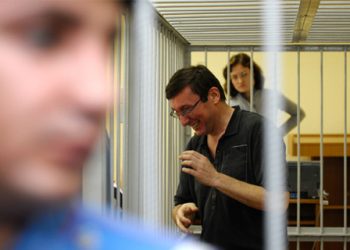 Луценко говорит, что из Кабмина «воняет разрытой могилой»