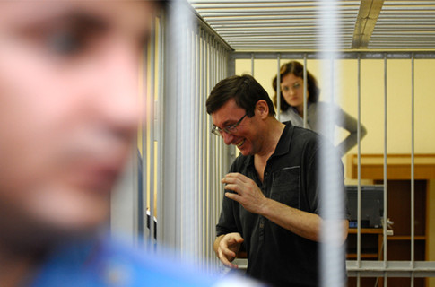 Луценко говорит, что из Кабмина «воняет разрытой могилой»