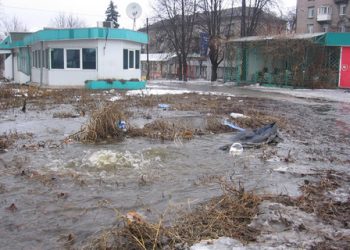Центр Днепродзержинска залило водой