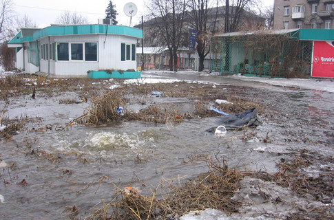 Центр Днепродзержинска залило водой
