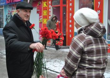 Депутаты лезли к народу обниматься, чтобы подарить «любовь и ласку»