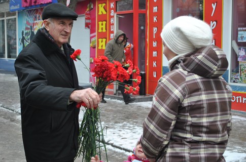 Депутаты лезли к народу обниматься, чтобы подарить «любовь и ласку»