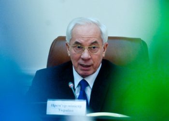 Азарову в Facebook «стучат» о депутатах-взяточниках
