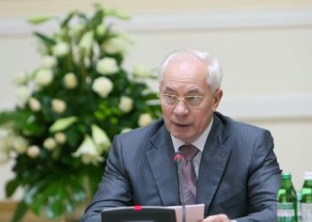 Азаров скромно поздравил нового главу Минфина