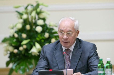 Азаров скромно поздравил нового главу Минфина