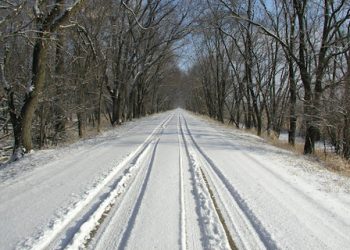Пьяный мужчина решил вздремнуть посреди дороги