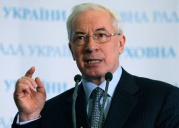 Азаров божится, что курсу ничего не угрожает