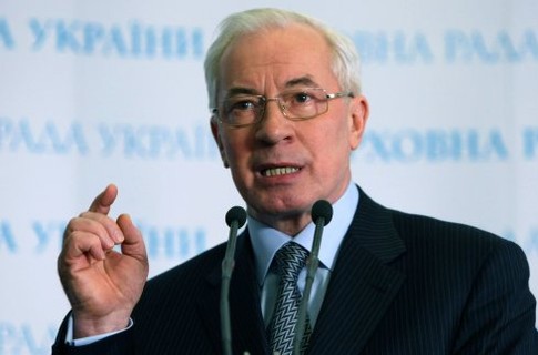 Азаров божится, что курсу ничего не угрожает