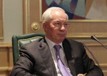 Азаров научит украинцев любить книги