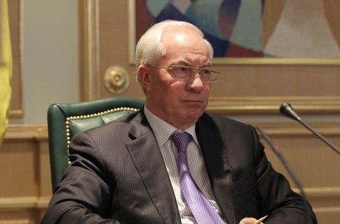 Азаров научит украинцев любить книги