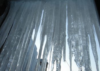 Сосулька упала на голову мужчине прямо в центре города