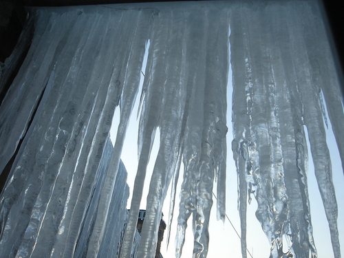 Сосулька упала на голову мужчине прямо в центре города