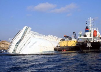 Под лайнером Costa Concordia рушиться скалы