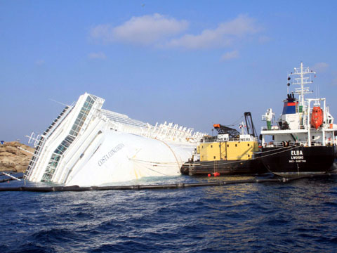 Под лайнером Costa Concordia рушиться скалы