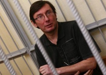 Луценко начал буянить в суде и обзывать прокуроров