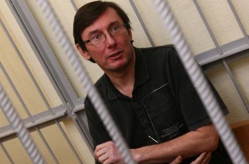 Луценко начал буянить в суде и обзывать прокуроров