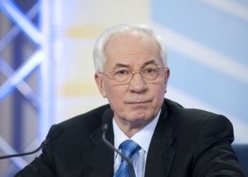 Азаров в шоке: у него в Facebook бедная семья попросила дров