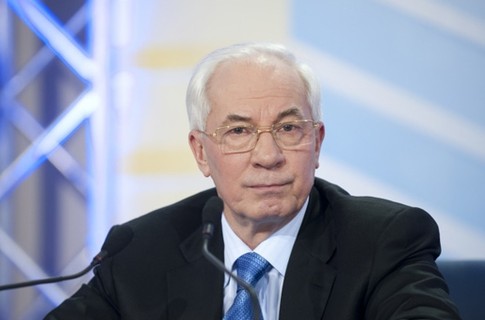 Азаров в шоке: у него в Facebook бедная семья попросила дров
