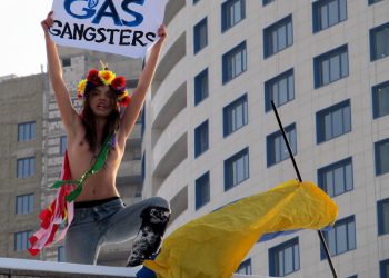 Активистки из FEMEN штурмом взяли «Газпром»