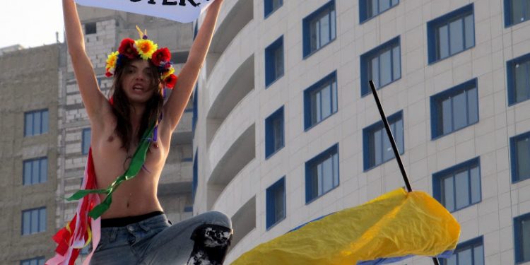 Активистки из FEMEN штурмом взяли «Газпром»
