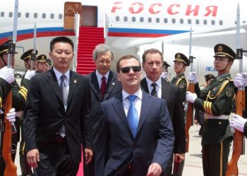 Медведев прибыл в Дели на саммит БРИКС
