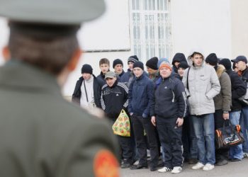 Российских новобранцев могут обязать являться в военкомат за повесткой